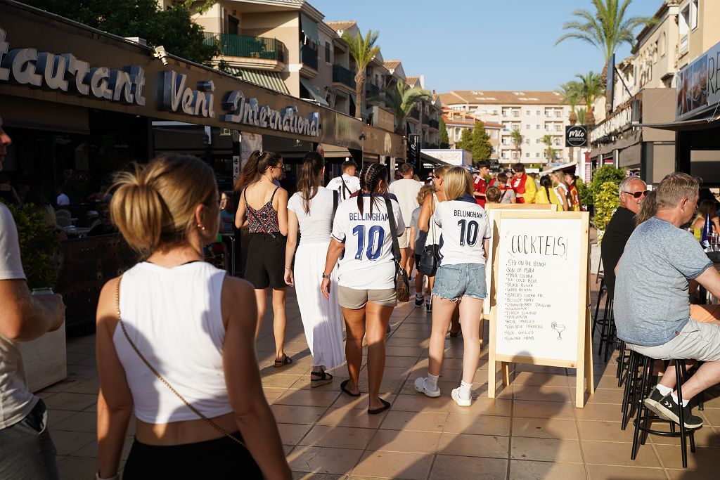 Un grupo de aficionados ingleses sigue la final desde Los Alcázares