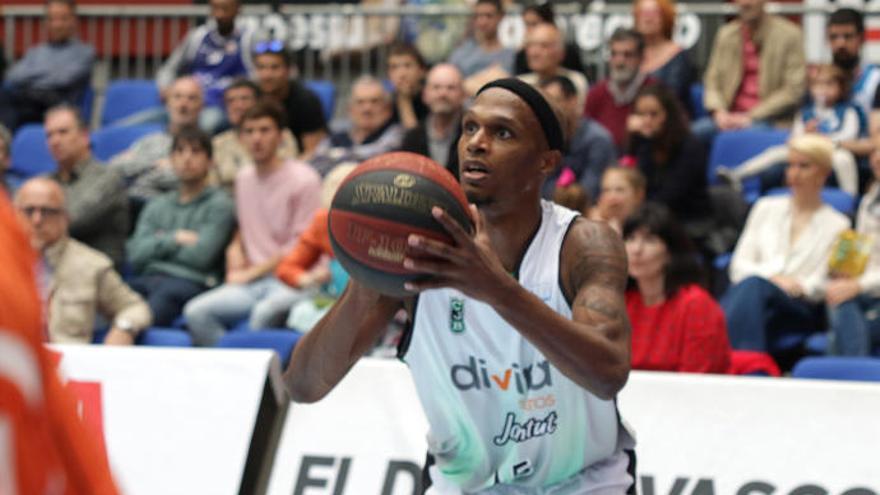 El jugador norteamericano, con su nueva camiseta de la Penya.