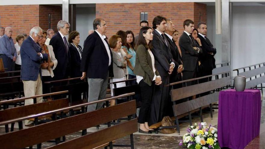 La familia de la médica Toñi García-Cosío, ayer, en el primer banco de la iglesia de los Carmelitas.