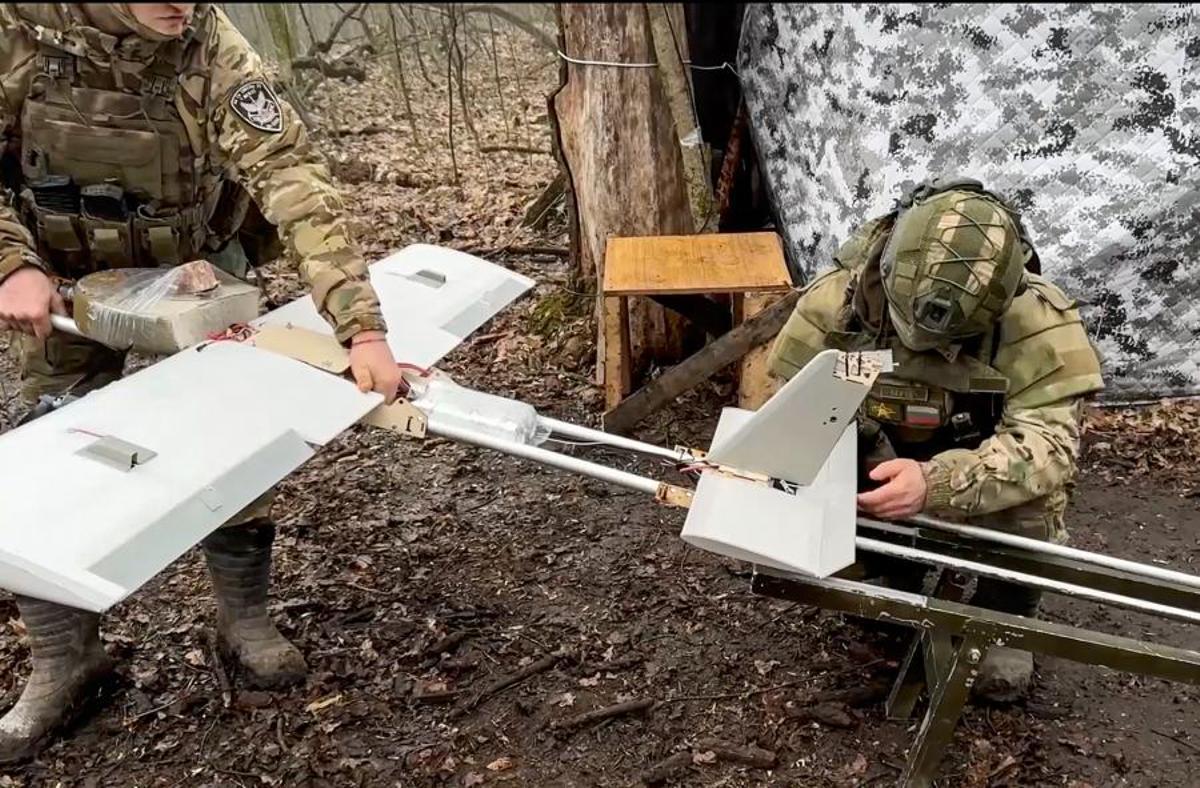 Soldados rusos montan un dron en un lugar no determminado del frente de Ucrania.
