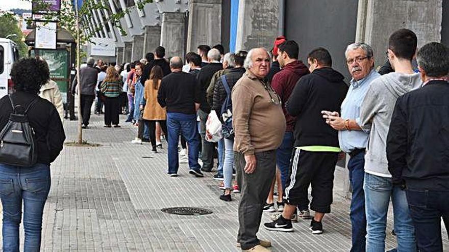 Imagen de una de las colas que se formó el pasado lunes ante la Oficina de Atención al Deportivista, en Riazor.