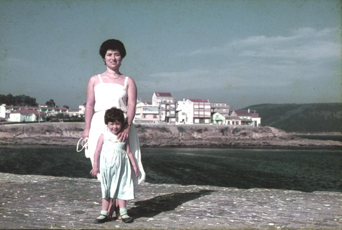 María Lado y su madre, María Teresa Lariño, en Camariñas.