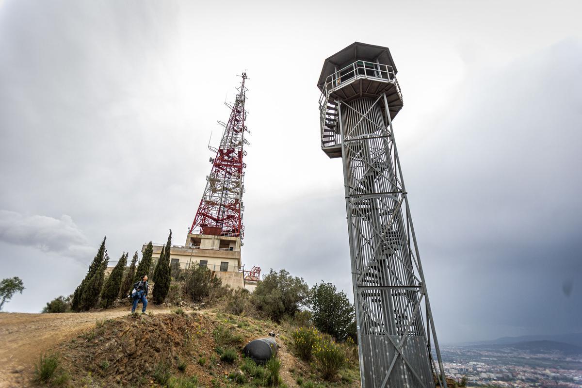 La torre Golf, en Sant Pere Màrtir, con la torre de comunicaciones que se instaló en los años 70