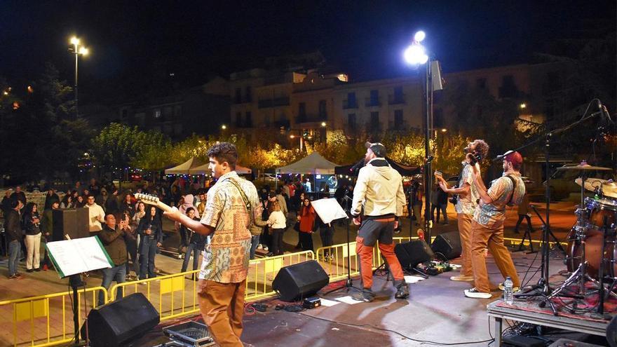L&#039;Octoberfest-Festa de la Tardor omple de música la plaça de Sant Joan de Súria