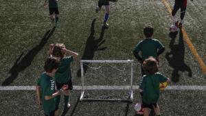 Unos niños entrenan en las instalaciones de la Fundació Esportiva Grama