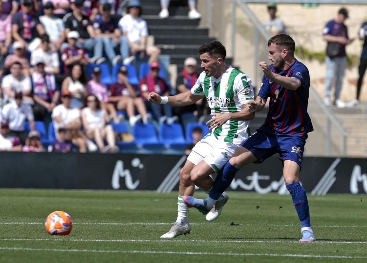Jacobo González, durante un lance del Eldense-Córdoba CF.