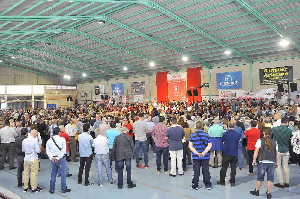 Pedro Sánchez abarrota el polideportivo de Carrús