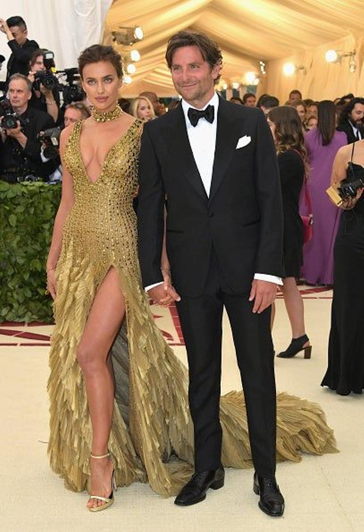 Bradley Cooper posa mal, pero Irina Shayk nunca se descuida (en la Gala Met)