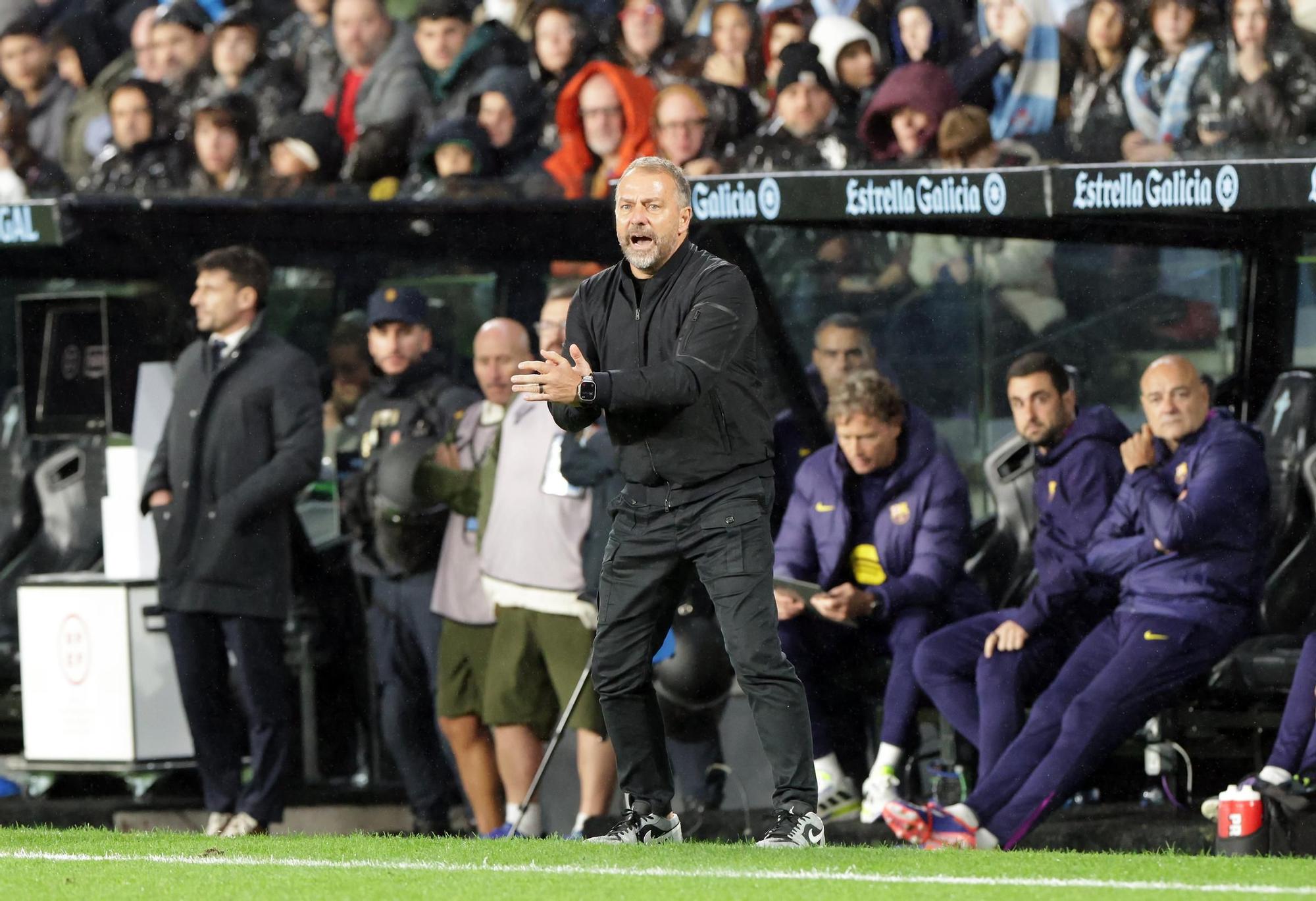 Hansi Flick, dando instrucciones a sus jugadores desde el banquillo en Balaídos