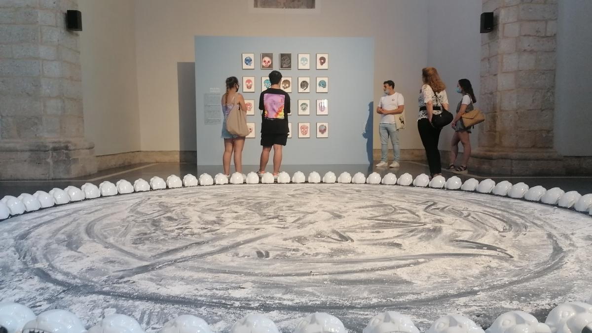 Visitantes admiran algunas de las obras de la muestra que se exhiben en San Agustín