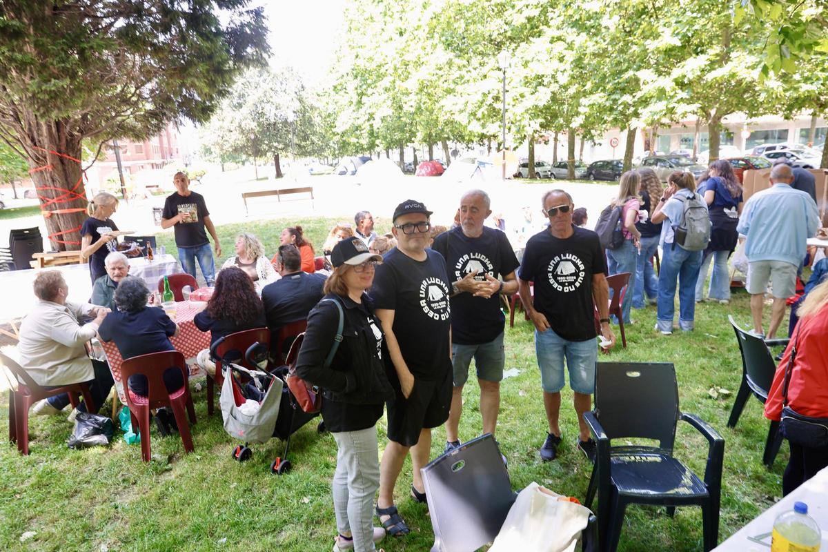 La comida que se celebró para poner fin a la acampada, con Carlos Arias en primer término, segundo por la izquierda.