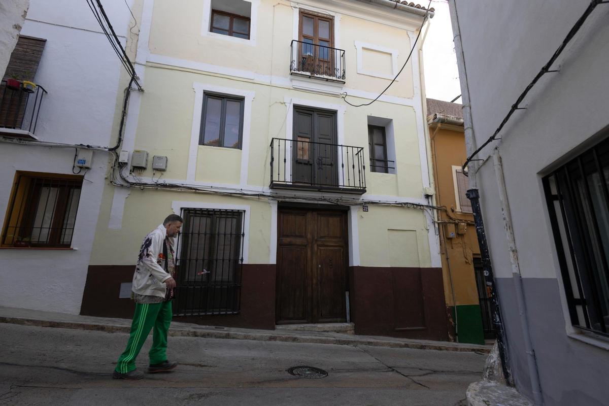 Un hombre pasa por delante de la vivienda que fue "okupada" en el casco antiguo de Xàtiva.