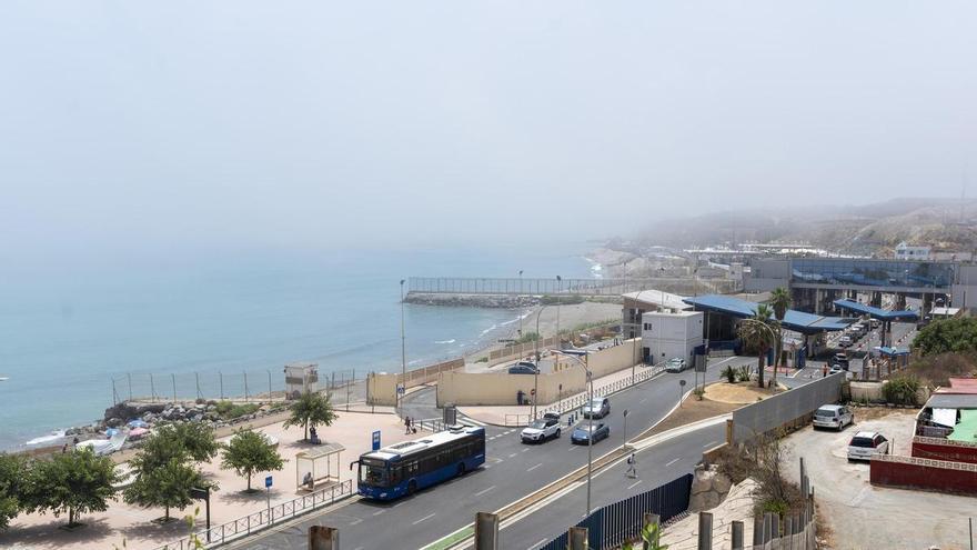 Otra noche de "gran presión" deja decenas de entradas y un muerto en la costa de Ceuta