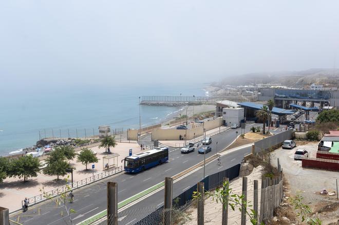 Otra noche de "gran presión" deja decenas de entradas y un muerto en la costa de Ceuta
