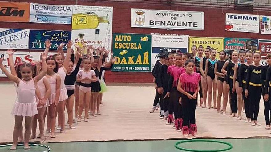 Setenta niñas despiden el curso de gimnasia rítmica en una emocionante exhibición