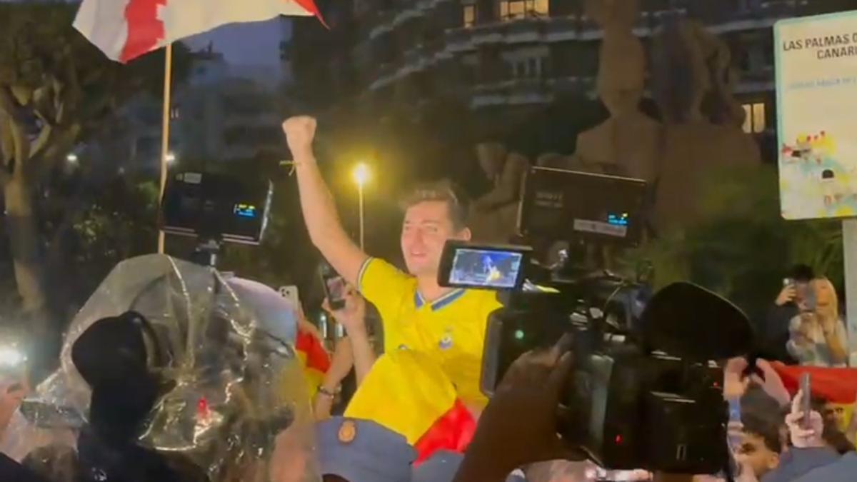 De supuestas “charlas para el diálogo” al megáfono: así fue el recibimiento de Vito Quiles en la Plaza España en Gran Canaria