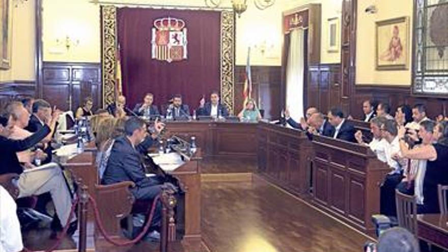 La Diputación pondrá en todos los municipios  desfibriladores