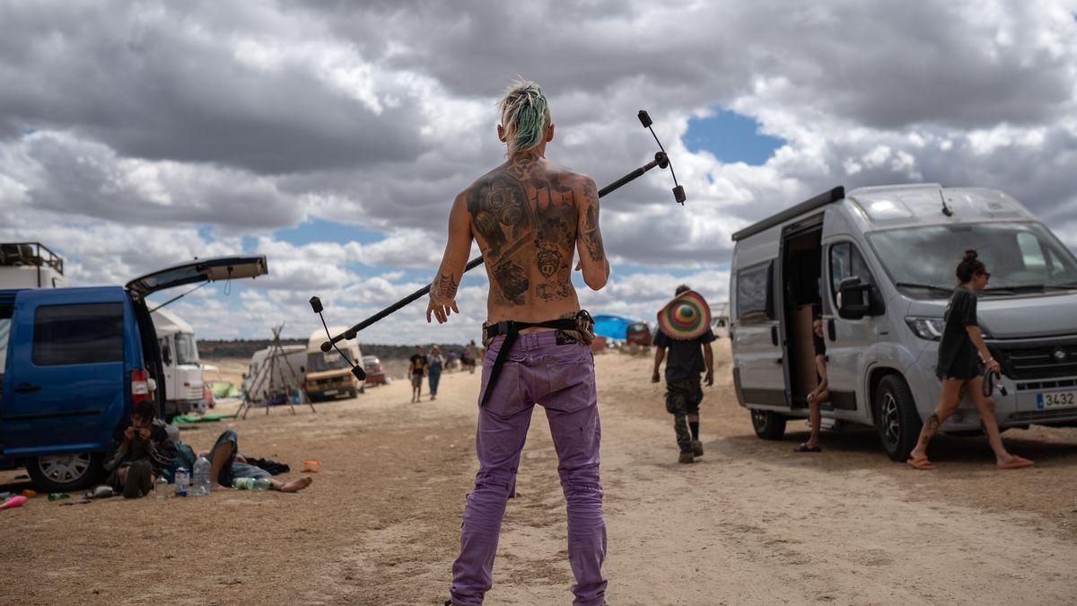 Un joven tatuado en la 'rave' de Argusino.