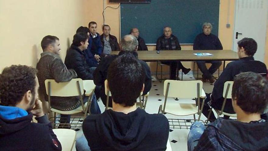 Jugadores, en primer término, y directivos, al fondo, en la reunión que mantuvieron ayer.