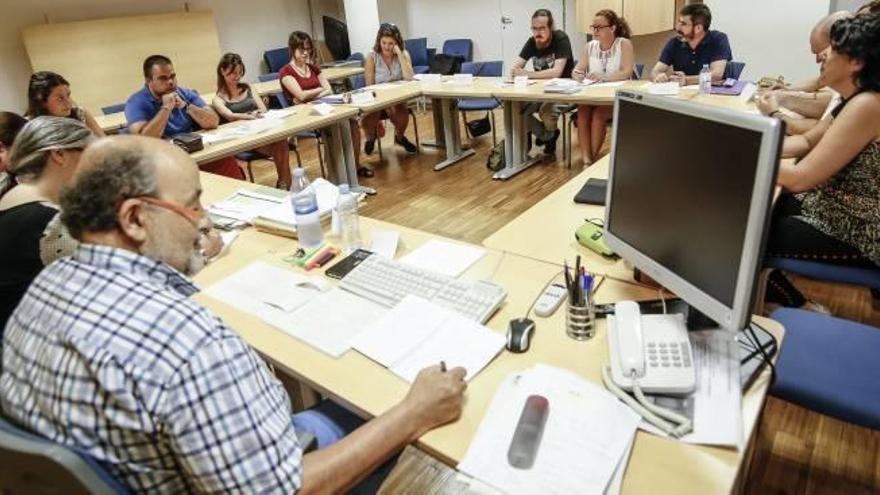 Un momento de la sesión del trabajo de uno de los clubs de empleo del Servef, en el centro de Isabel la Católica en Alicante.