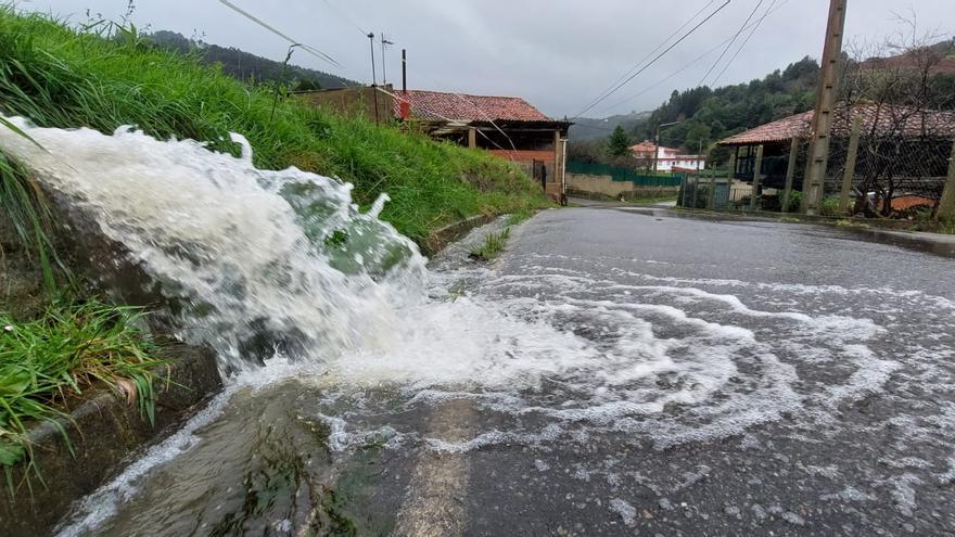 Desbordamientos, carreteras inundadas y pasos cortados: así  está siendo el paso del temporal por la zona rural de Gijón