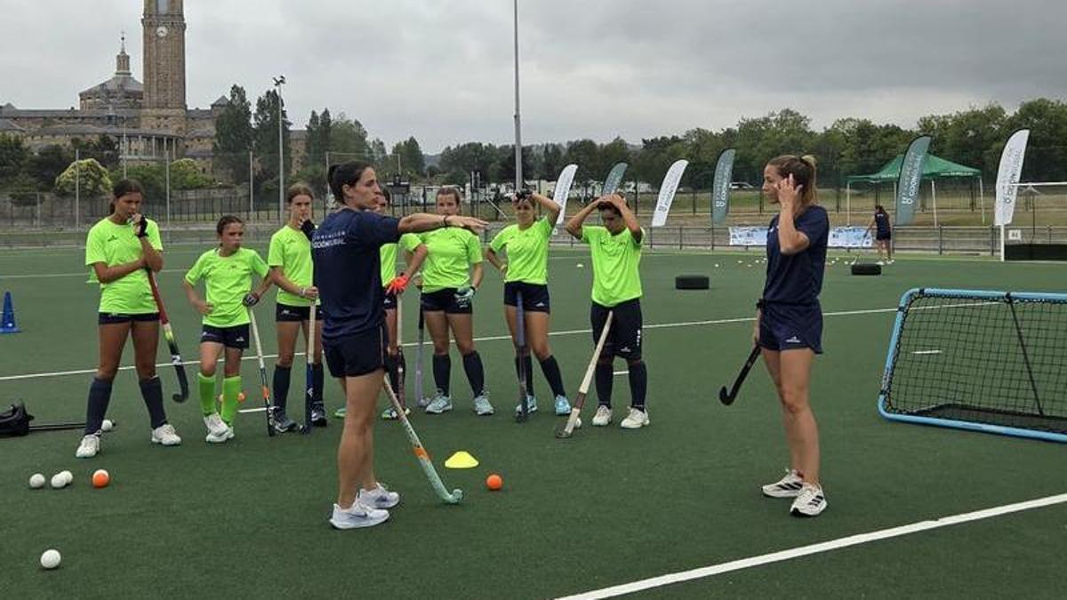 Beatriz Pérez y María López en su campus en Gijón
