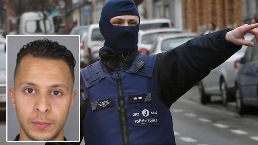 Abdeslam, en una foto junt a la imatge d&#039;un policia belga.