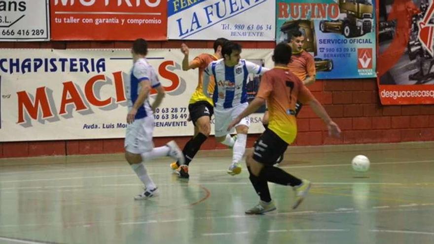 Jugada de un partido en la Rosaleda.