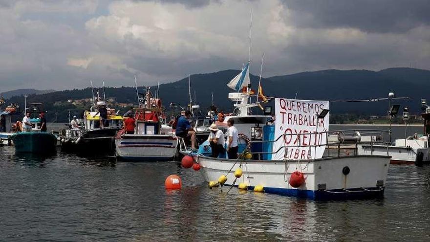 Protesta del &quot;xeito&quot; el año pasado en Arousa por la escasez de cuota. // Iñaki Abella