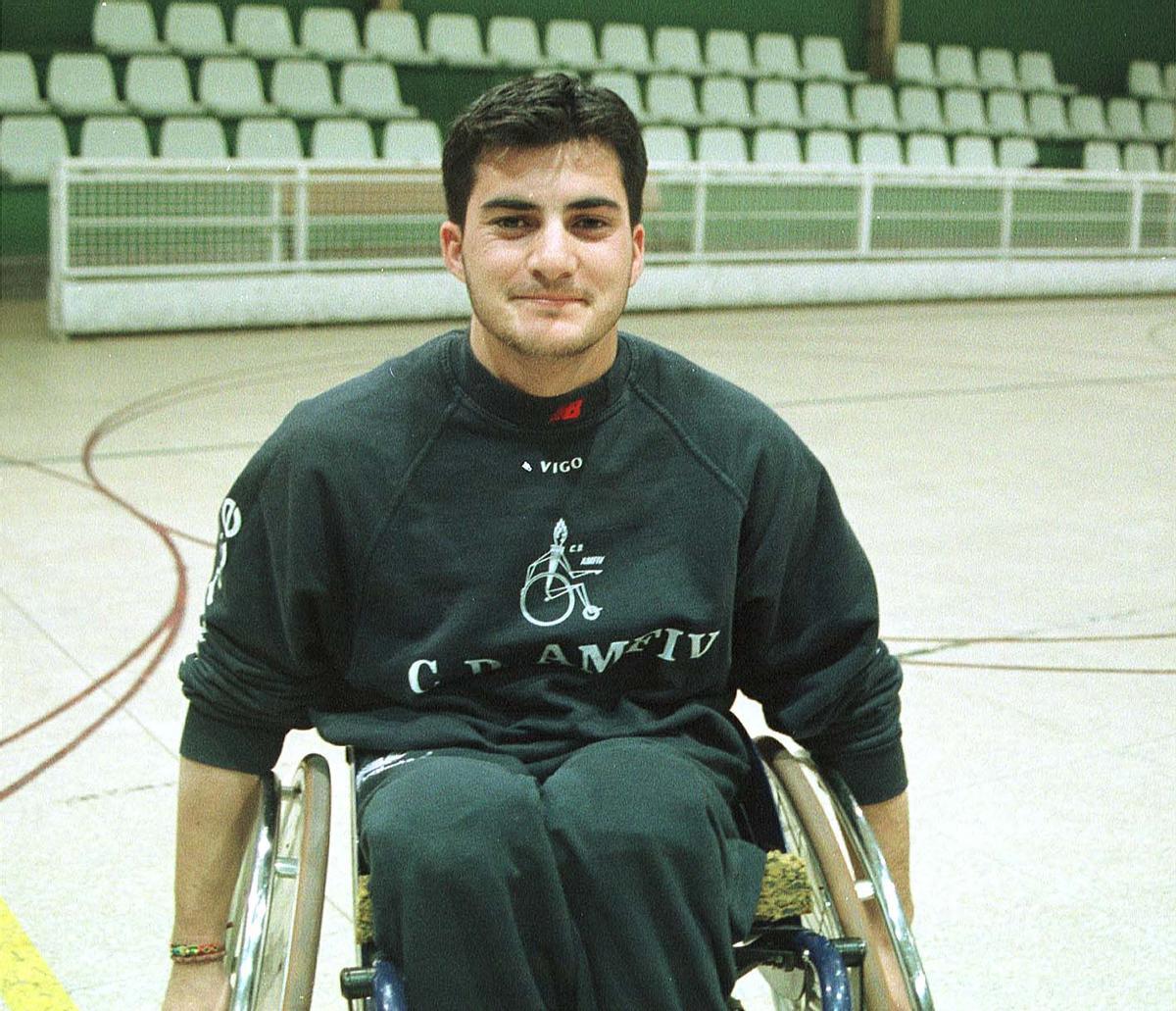 Bernabé Costas, en 1999, con el Amfiv en Primera Nacional.