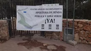 Lonas en Xàbia para exigir que se abra una senda y una zona verde del litoral del Portitxol
