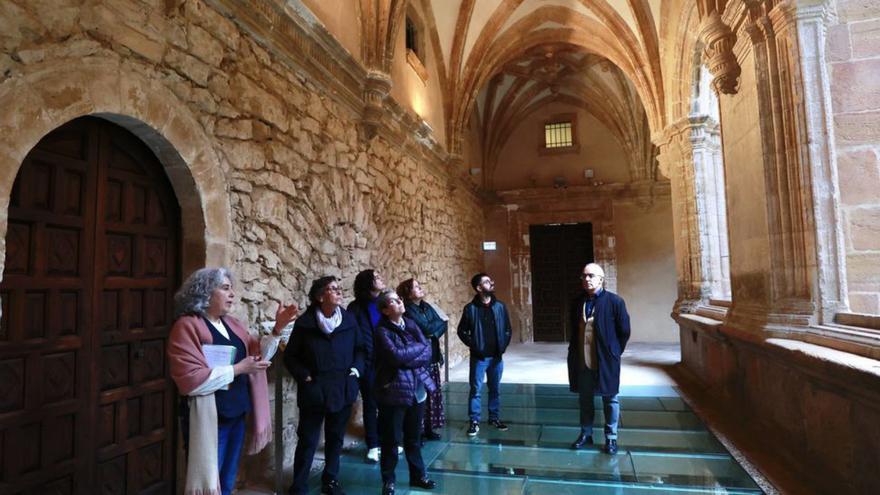 Visita en asturiano al Arqueológico por el Día de la Lengua Materna.