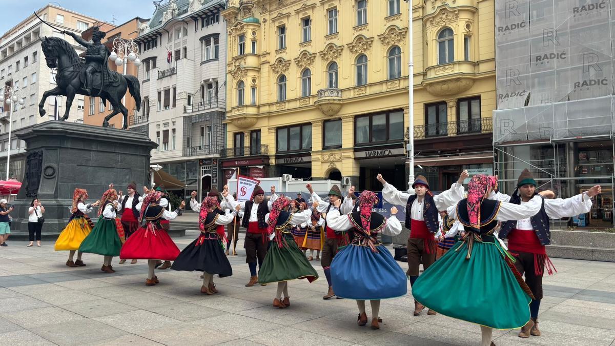 El grupo de Coros y Danzas Doña Urraca, en una actuación en plena calle