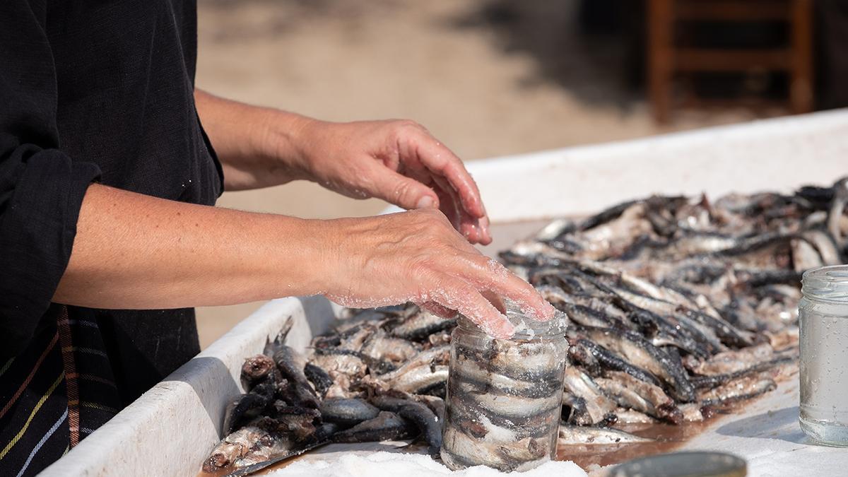 Proceso tradicional de salazón, una técnica ligada a la historia marinera de localidades como L’Escala.