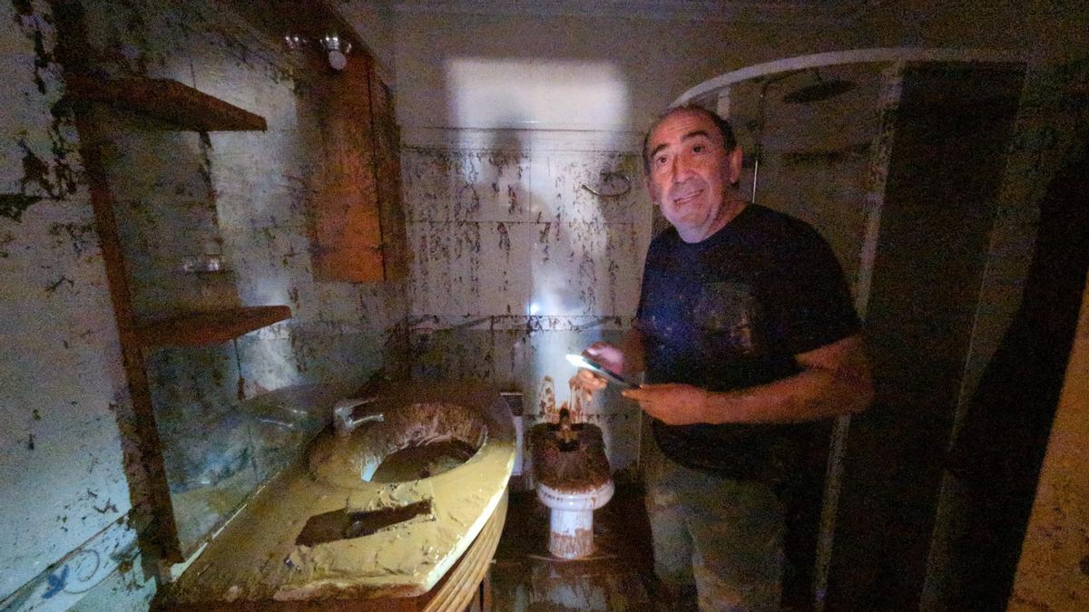 Rafa, en el baño donde estuvo encerrado 6 horas con su madre con el agua al cuello.