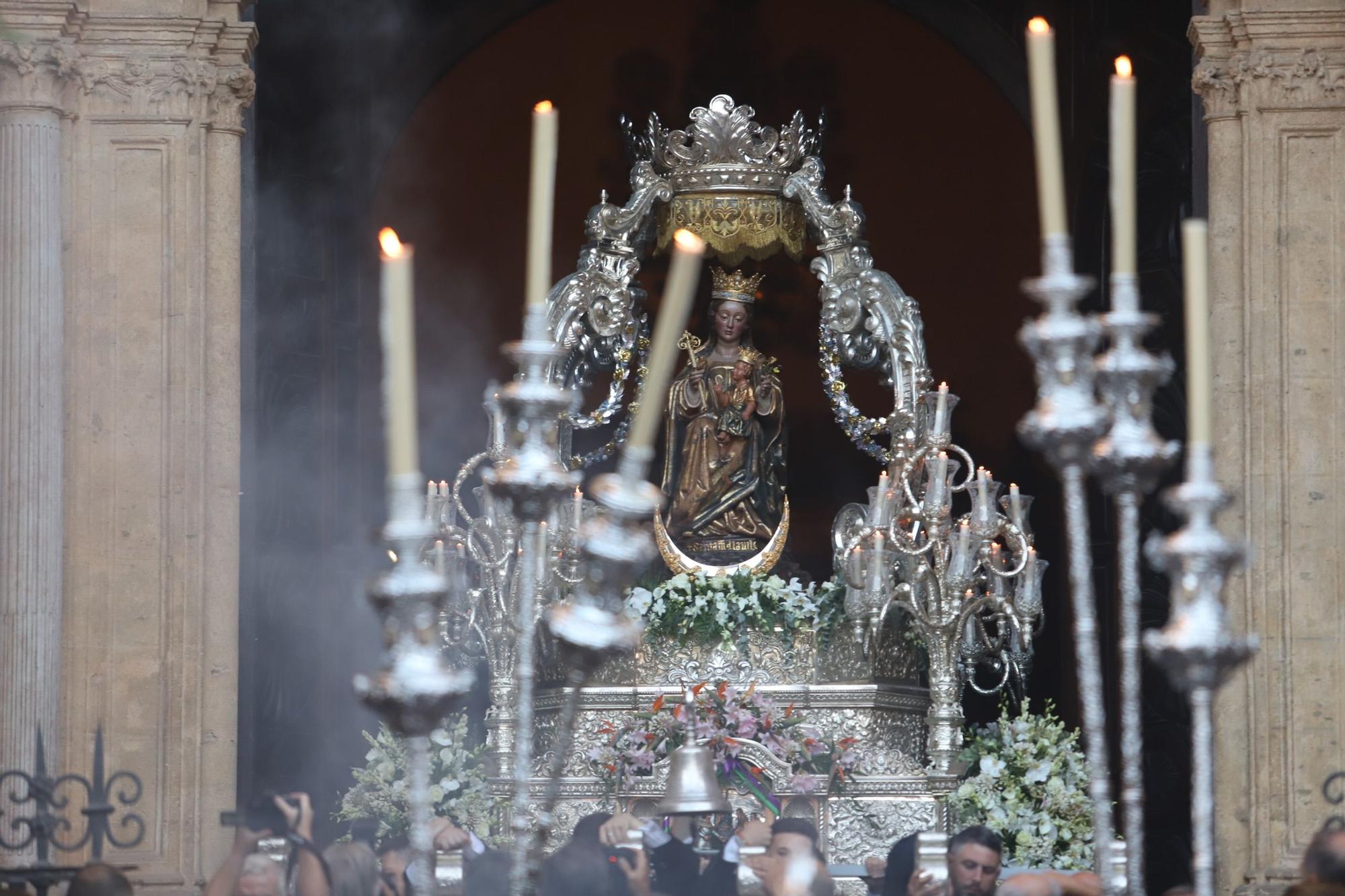 La patrona de Málaga, la Virgen de la Victoria, vuelve a procesionar por las calles de la ciudad