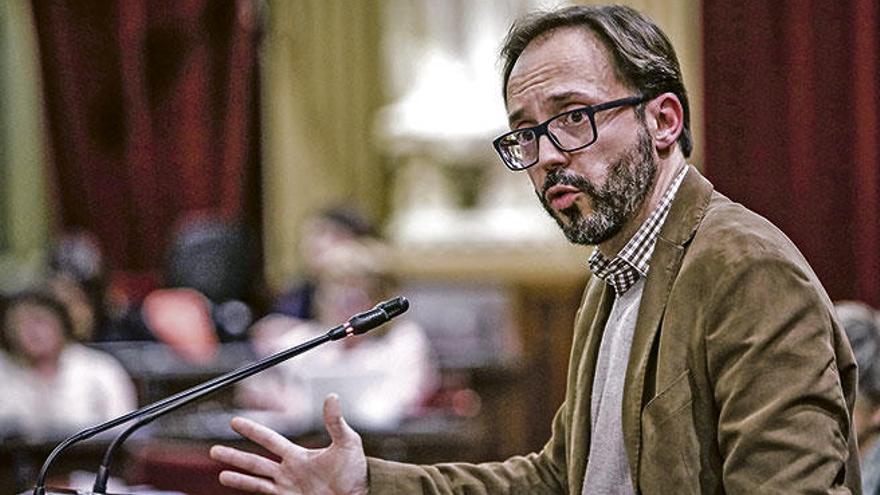 Josep Castells (Més per Menorca) ayer defendiendo en el Parlament la reducción de deberes escolares.