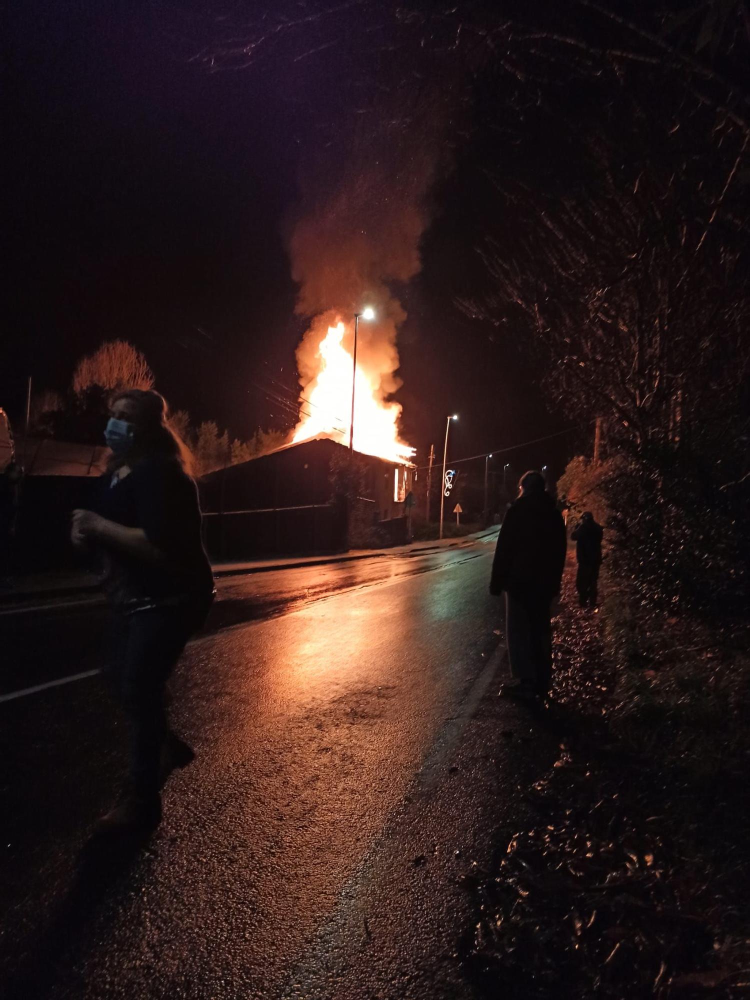 Un incendio calcina una casa en Bergondo