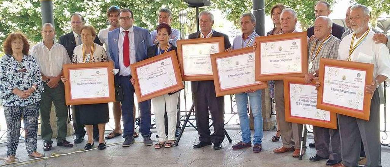 Homenajeados en la XXIII Festa da Cigala de Marín (arriba) y presentación de la IV Festa da Cerveza (abajo). // Santos Álvarez