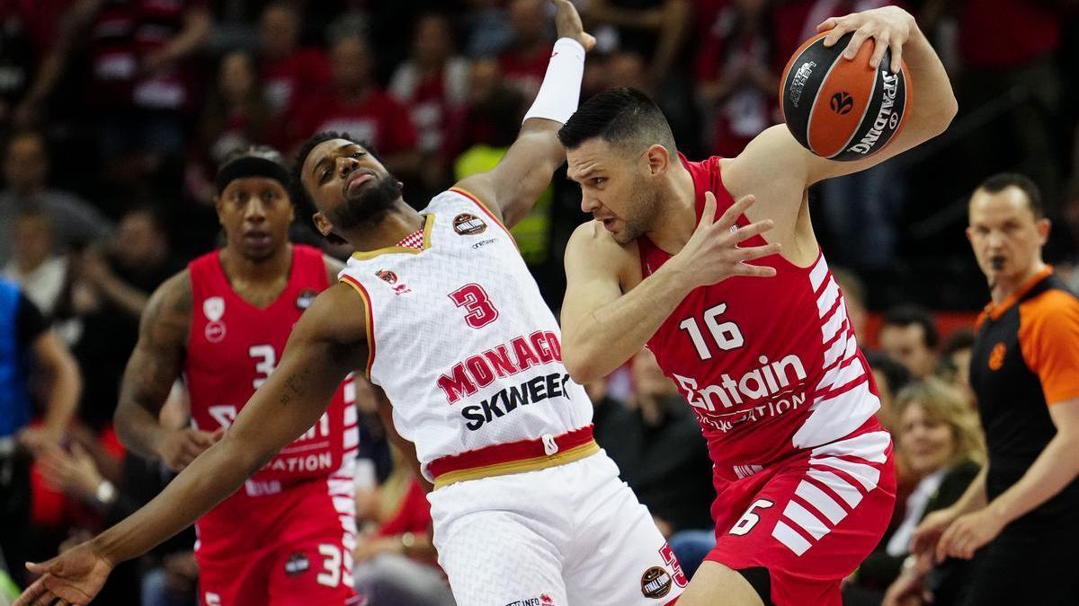 Papanikolau intenta superar la presión de Loyd en una acción de la semifinal.