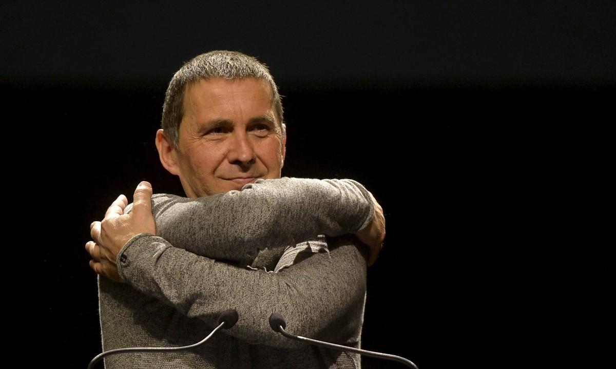 Basque pro-independence leader Arnaldo Otegi hugs himself during a meeting following his release from prison on Monday, in the Basque city of San Sebastian, March 5, 2016. REUTERS/Vincent West      TPX IMAGES OF THE DAY