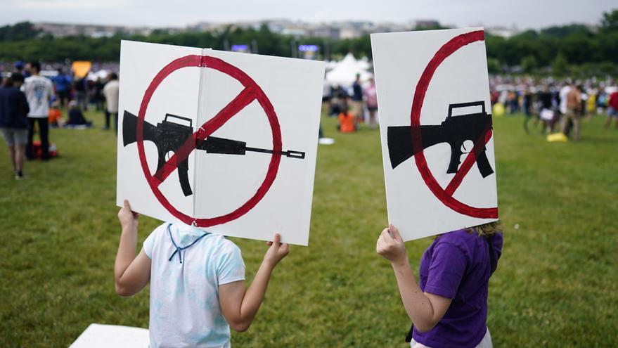 Demócratas y republicanos llegan a un principio de acuerdo para aumentar el control sobre las armas  en EEUU