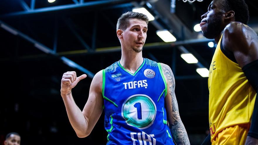 Tomislav Zubcic, en un dels partits de la primera fase del Tofas, a la pista de l&#039;Oostende