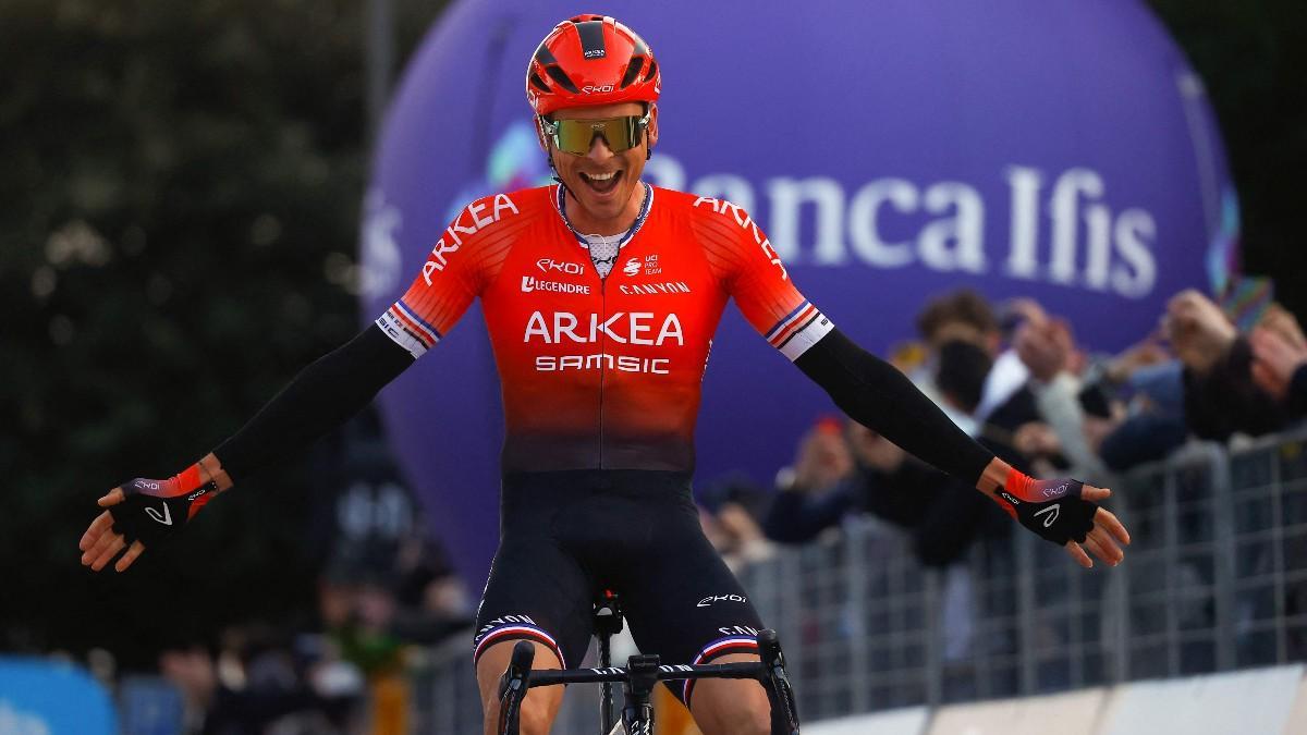 Warren Barguil celebra el triunfo de etapa