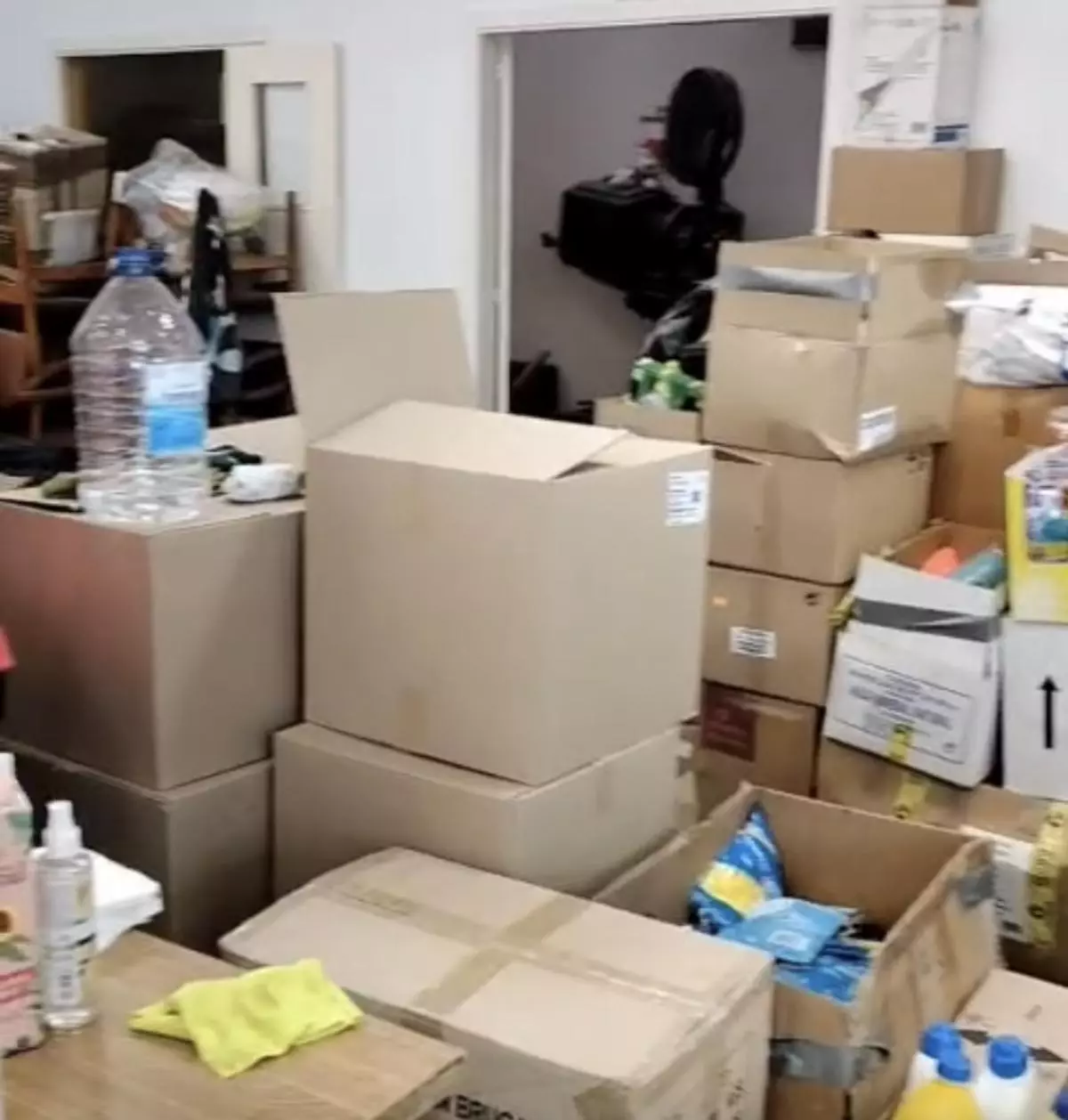 Almacén con productos enviados a los municipios de Aragón afectados por las inundaciones