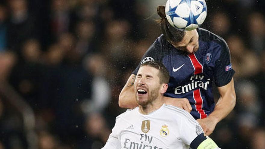 Ramos e Ibrahimovic pugnan por un balón.