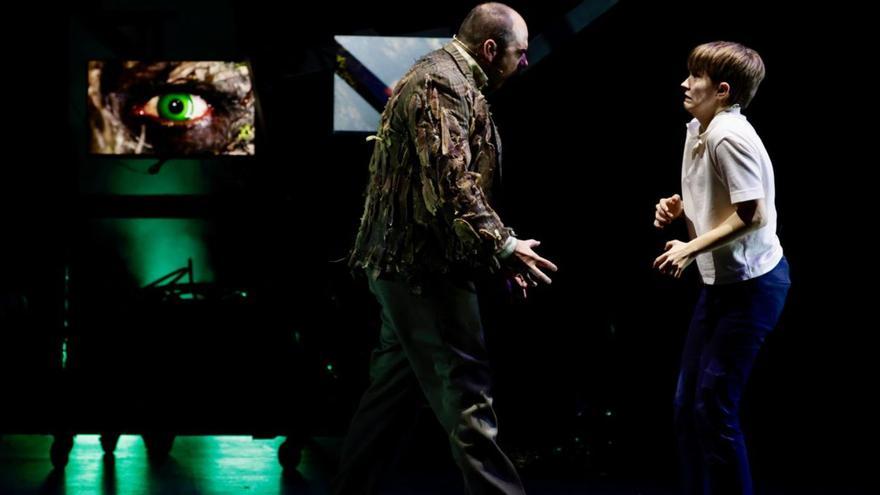 Los actores, ayer, durante la representación en el teatro Jovellanos. | JUAN PLAZA