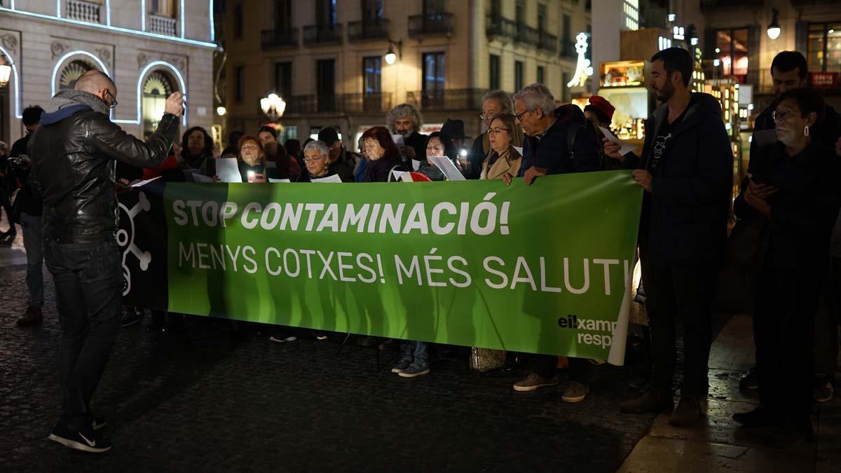 Barcelona Eixample canta una versión del 'Fum fum fum' en la plaza de Sant Jaume