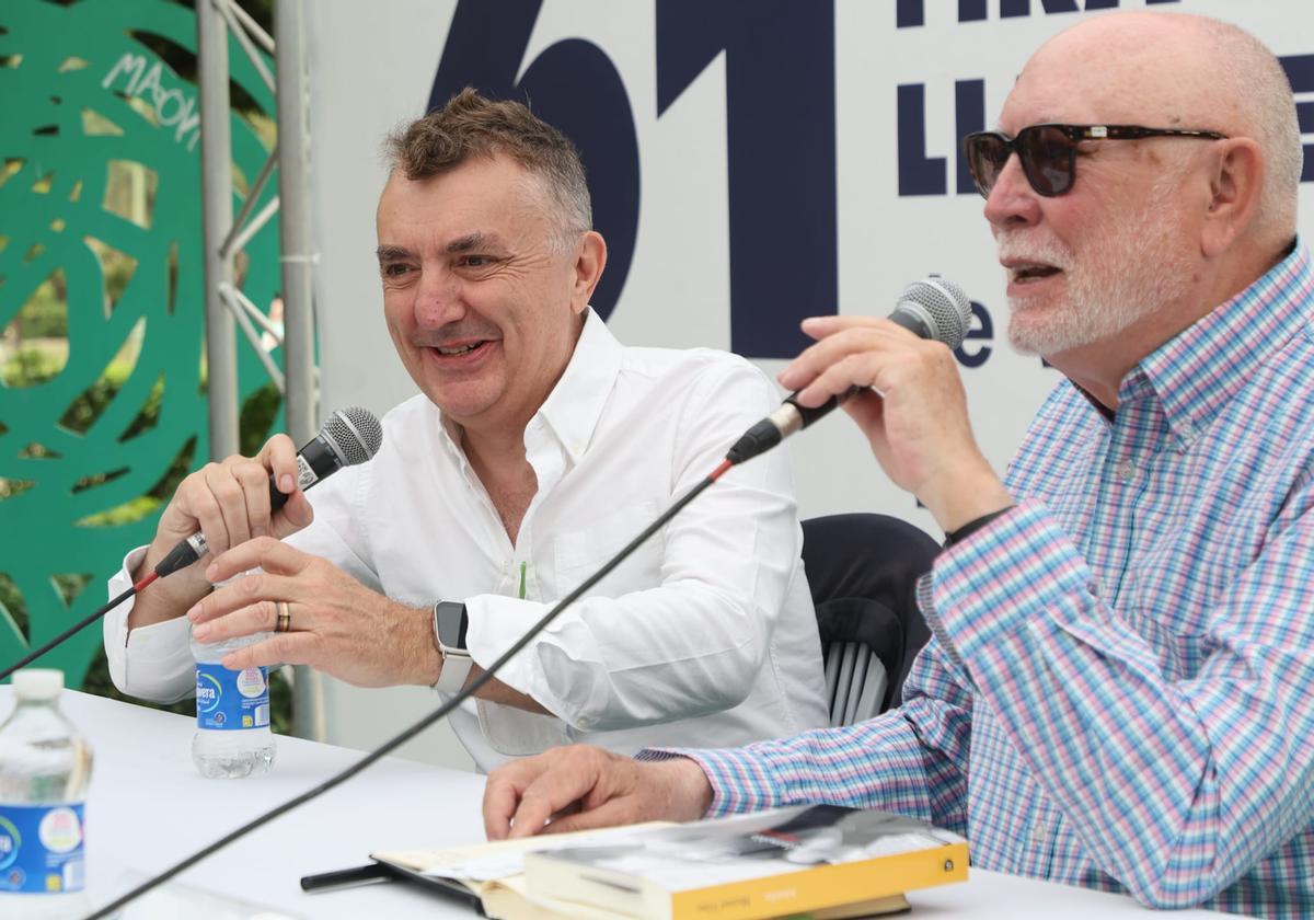 La Fira del Llibre desafía al mal tiempo y celebra un sábado de máxima afluencia La Fira del Llibre desafía al mal tiempo y celebra un sábado de máxima afluencia
