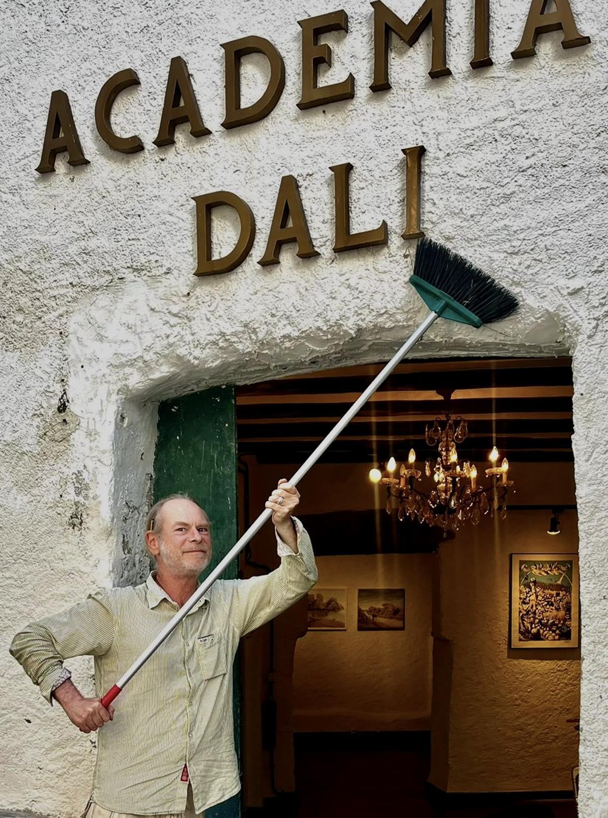 L'artista Daniel Zerbst a l'entrada d'aquest nou espai d'art.